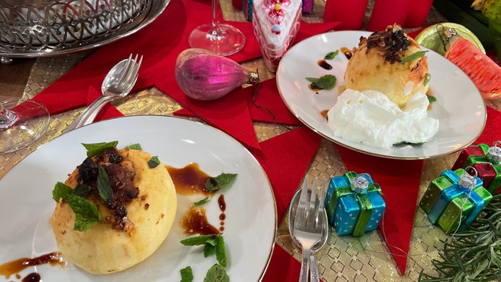 Dessert Bratapfel auf zwei Tellern angerichtet