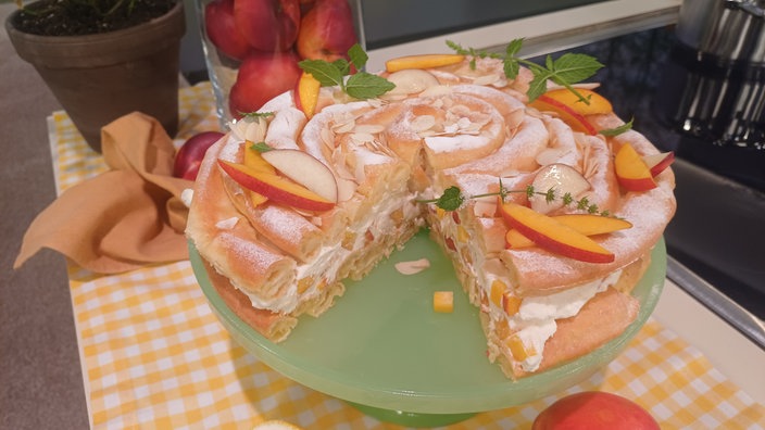 Nektarinen-Brandteigtorte
