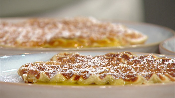 Leichte Buttermilchwaffeln mit Orangensoße