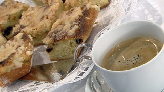 Grießmehlstaat, Kuchenstücke neben einer Tasse Kaffee
