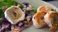 Spinatsalat mit Roter Beete, Gambas und gratiniertem Ziegenkäse