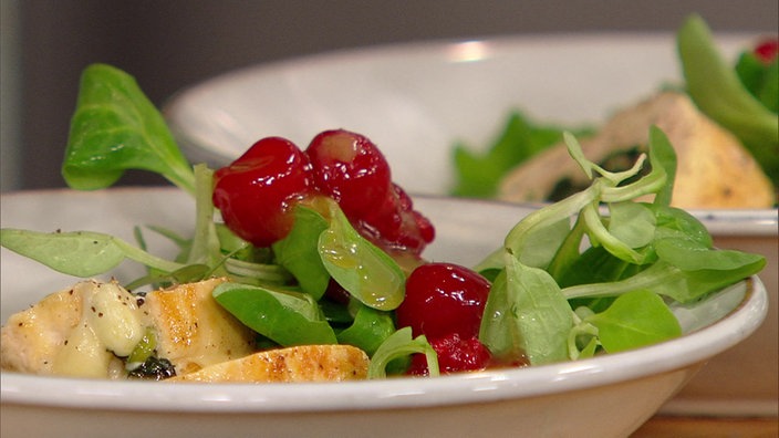 Mit Spinat gefüllte Hähnchenröllchen, Tomatensalsa und Himbeersalat