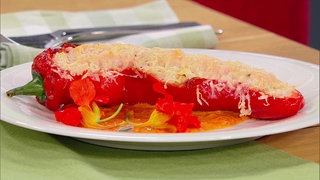 Gratinierte Spitzpaprika mit Lachs und Pinienkern-Reis