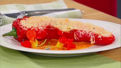 Gratinierte Spitzpaprika mit Lachs und Pinienkern-Reis