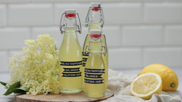 Das Bild zeigt das fertige Getränk: "Holunderblütensirup".