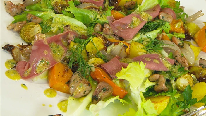 Pfälzer Kalbszunge und Kalbsbries auf Salat angerichtet