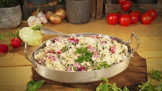 Eine Schüssel voller Nudelsalat.