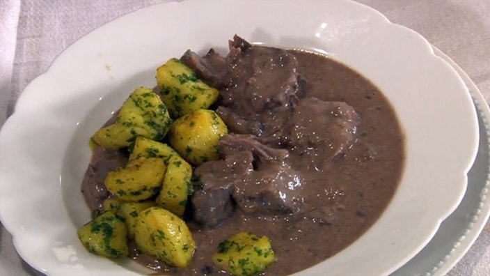 Rehragout mit Kartoffeln angerichtet