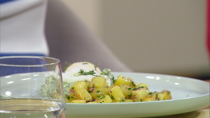 Röstkartoffelwürfel mit pochiertem Ei und Frankfurter Grüner Soße