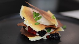 "Mille feuille" von der knusprigen Milchhaut mit Waldmeistercreme und Beeren