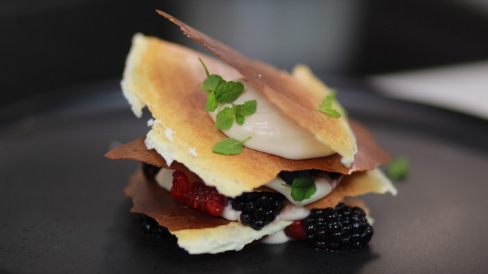"Mille feuille" von der knusprigen Milchhaut mit Waldmeistercreme und Beeren