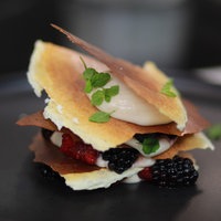"Mille feuille" von der knusprigen Milchhaut mit Waldmeistercreme und Beeren