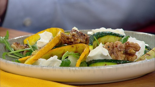 Sommersalat mit Zucchini, Rucola, Honigmelone und frisches Pitabrot