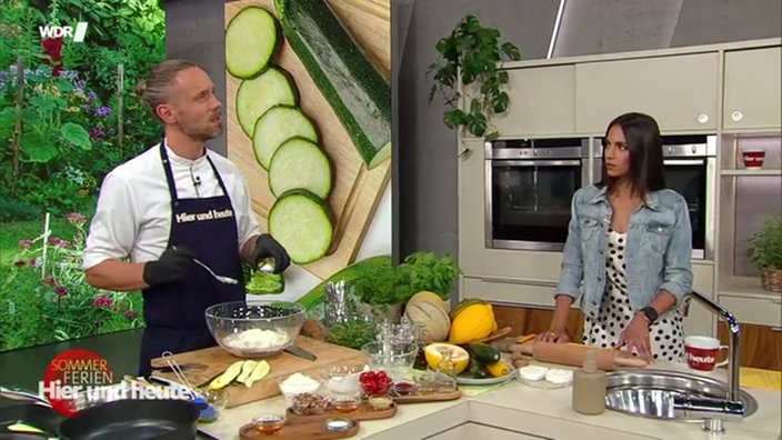 Sommersalat mit Zucchini, Rucola, Honigmelone und frisches Pitabrot