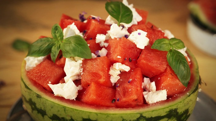 Wassermelonen-Feta-Salat wird angerichtet.