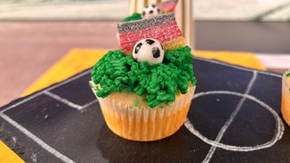 WM-Törtchen mit Rasentopping und kleinem Fußball