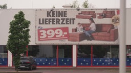 Ein Plakat an einem Möbelhaus