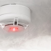 Rauchmelder bei Feueralarm als Brandschutz Warnung.