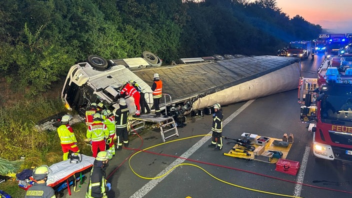 Die Feuerwehr im Einsatz beim LKW.