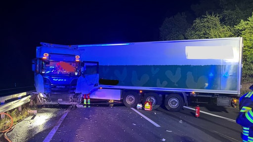 Ein LKW steht nach einem Unfall quer auf einer Autobahn.