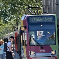 Eine Bahn fährt über eine große Straßenkreuzung in Köln.