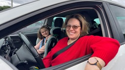 Eine Frau und ein Mädchen sitzen im Auto