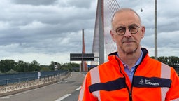 Ein Mann mit Warnweste der Autobahn GmbH