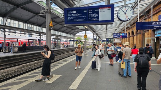 Anzeige Tafel amm Bonner Hbf auf der Köln Messe/Deutz steht