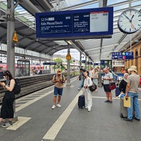 Anzeige Tafel amm Bonner Hbf auf der Köln Messe/Deutz steht