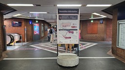 Schild mit der Aufschrift Baustellen Information steht am Bonner Hauptbahnhof.