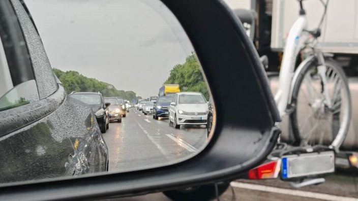 Baustelle: Autos im Stau auf der A1 in Köln im Sommer