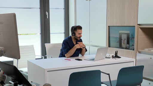 Hausarzt Bahman Afzali in einer Videosprechstunde