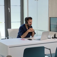 Hausarzt Bahman Afzali in einer Videosprechstunde