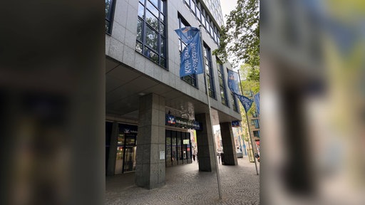 Eingang einer Filiale der Volksbank Köln Bonn