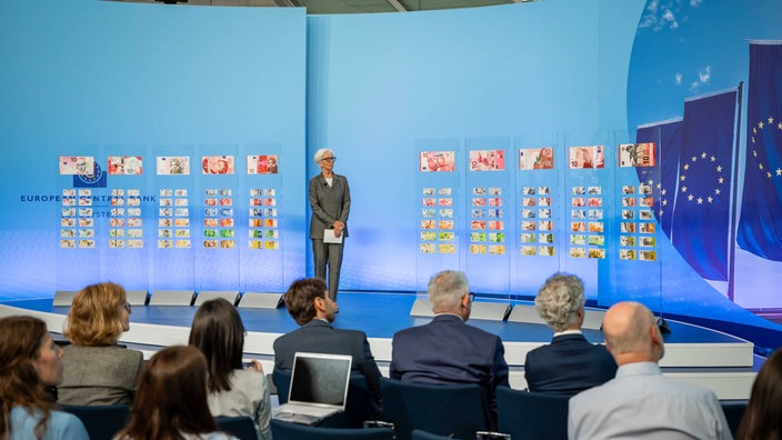 Die neuen Banknoten der EZB werden auf der Bühne vorgestellt