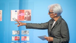 Die neuen Banknoten der EZB werden auf der Bühne vorgestellt