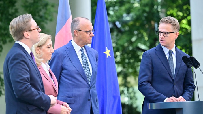 Friedrich Merz, Nina Warken, Carsten Linnemann und Philipp Amthor bei der Pressekonferenz zur Kabinettsumbildung