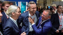 Ulrich Siegmund feiert mit der Parteipsitze die erste Prognose der Landtagswahl in Sachsen-Anhalt