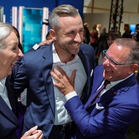 Ulrich Siegmund feiert mit der Parteipsitze die erste Prognose der Landtagswahl in Sachsen-Anhalt
