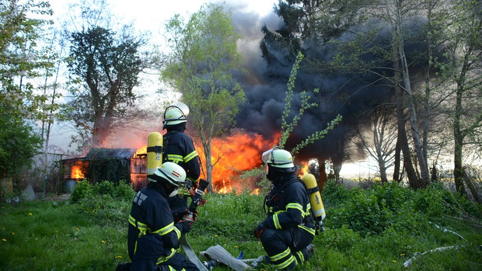 Feuerwehr bei Löscharbeiten im Wald