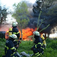 Feuerwehr bei Löscharbeiten im Wald