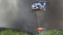 Helikopter der Polizei mit Wasser in einem Löschwasser-Außenlastbehälter beim Waldbrand im Hürtgenwald