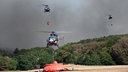 Helikopter fliegen an, um Wasser in Löschwasser-Außenlastbehältern zum Einsatz beim Waldbrand im Hürtgenwald aufzunehmen