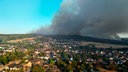 Dichter Rauch eines Waldbrands im Hürtgenwald zieht über den Ortsteil Gey