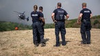Polizisten sind im Einsatz beim Waldbrand im Hürtgenwald 
