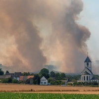 Der Brand im Hürtgenwald breitet sich hinter der Ortschaft Birgel aus