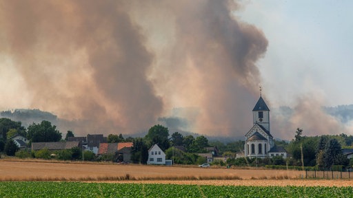 Der Brand im Hürtgenwald breitet sich hinter der Ortschaft Birgel aus