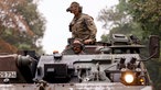 Bergepanzer der Bundeswehr unterstützen die Löscharbeiten in Hürtgenwald.