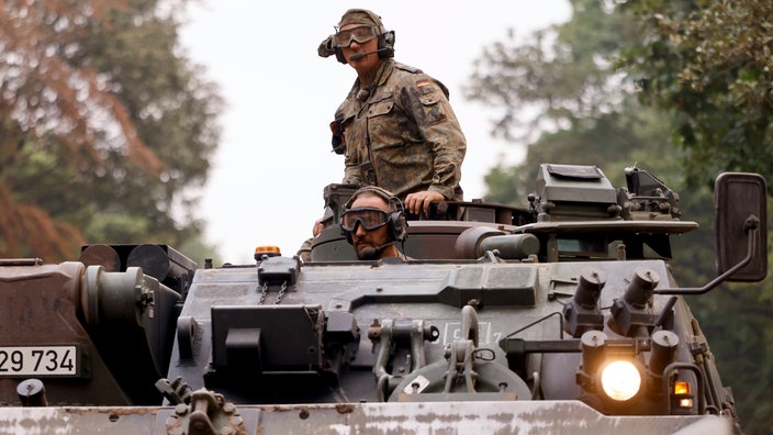 Bergepanzer der Bundeswehr unterstützen die Löscharbeiten in Hürtgenwald.