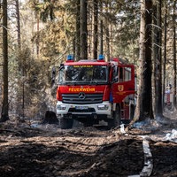 Die Feuerwehr bei Nachlöscharbeiten in einem Waldstück im Hürtgenwald im Einsatz.